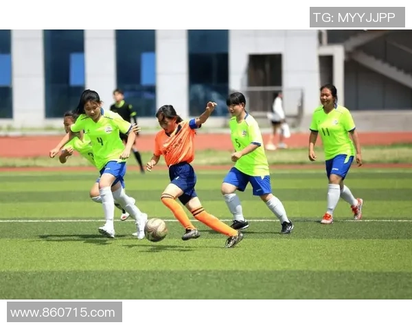 在绿茵场上演绎爱情故事足球秀恩爱传递温暖与激情