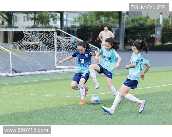 足球的女友：她们在绿茵场上的坚持与梦想