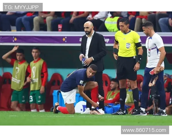 足球场上的争议时刻裁判判罚引发球员愤怒甩裁判事件回顾与分析