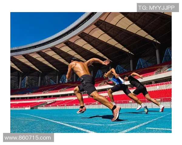 足球场上的英俊男孩们展现激情与风采的精彩瞬间